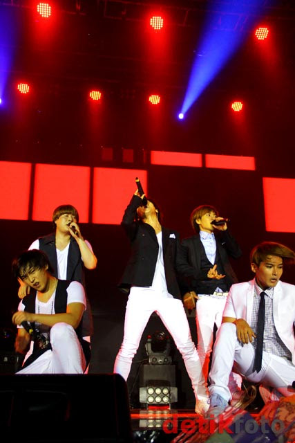 Aksi Memukau SuJu di KIMCHI 2011