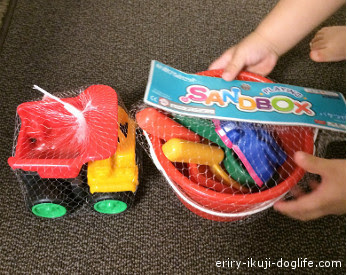 ダイソーで買える子どものおもちゃ 砂場セットとダンプカーで楽しく砂場遊び Hugkumi 日々のはぐくみから