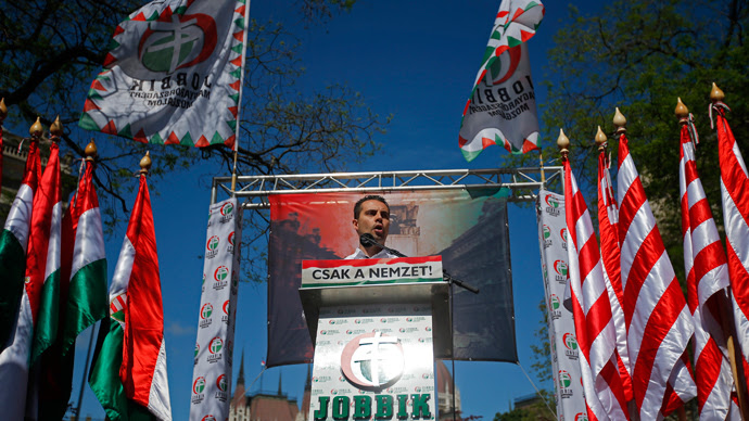 Gabor Vona, presidente do partido Jobbik, de extrema-direita da Hungria, fez um discurso para centenas de partidários da extrema-direita durante uma manifestação contra o Congresso Mundial Judaico Assembleia Plenária em Budapeste, 04 de maio de 2013 (Reuters / Laszlo Balogh)
