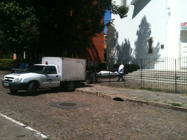Corpo do homem é retirado do interior da igreja na Zona Sul de Porto Alegre (Foto: Dayanne Rodrigues/RBS TV)