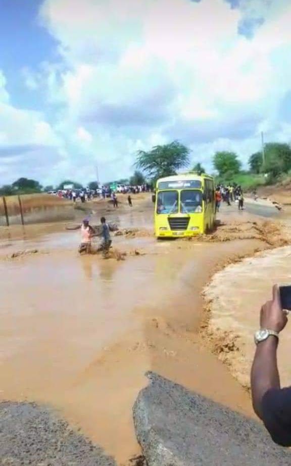 Mwingi Bus Accident : Officials On The Spot Over Mwingi School Bus Crash : 24 dead, 12 rescued in mwingi bus tragedy twenty four people died on saturday while 12 were rescued after a bus capsized in river enziu, mwingi county.