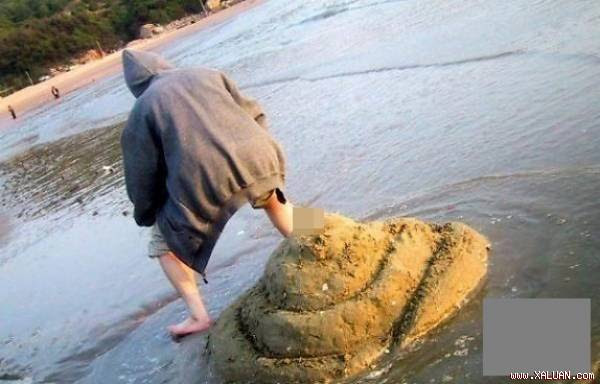  Chỉ là đống cát bên bờ biển thôi, nhưng thánh lầy này làm ai cũng tái mặt