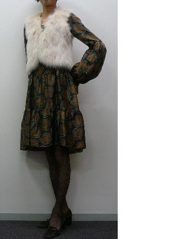 おしゃれに ららら デレルクニーのワンピース ミホコ サイトウ のファーベスト リュウゾウ ナカタのファージャケット