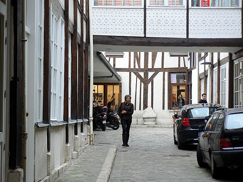 cour passage du cheval blanc.jpg