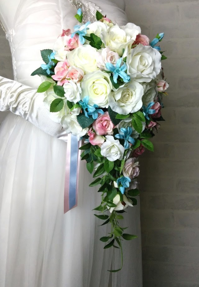a0049白薔薇 ピンクのミニバラ ブルースターのショートキャスケードブーケ 結婚式 ブーケ ウエディングブーケ ブライダルブーケ アートフラワーブーケ 造花 は アトリエミント 大阪