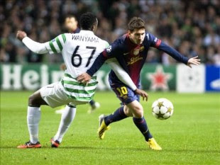 El delantero del argentino FC Barcelona, Lionel Messi (dcha), pelea por el control del balón con el Celtic, Wanyama el 7 de noviembre del 2012. EFE/Archivo