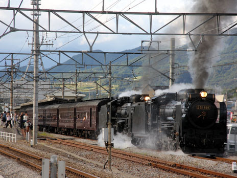 D51 498型蒸気機関車 Jr東日本 Slみなかみ号 上越線の高崎 水上を結ぶ Sl観光列車 D51 498がﾒｲﾝで運用 09 11 上越線 津久田 岩本 運行区間のうち沼田以北は急勾配が連続 大量の煙を吐いて走行 09 11 上越線 沼田 後閑 D51 498は19年に