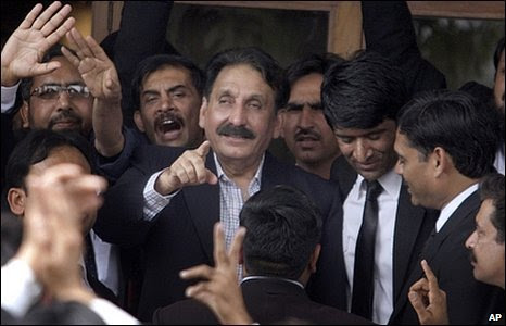 Iftikhar Chaudhry surrounded by jubiliant lawyers
