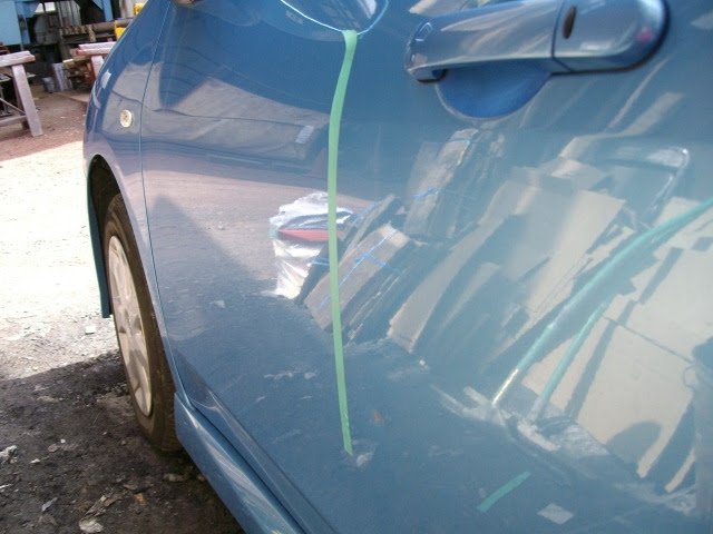 隣の車にドアでぶつけられた凹み 八王子 立川エリアの自動車修理 車検 板金塗装 ナチュラル9