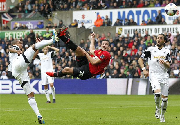 Van Persie mencetak gol cantik.