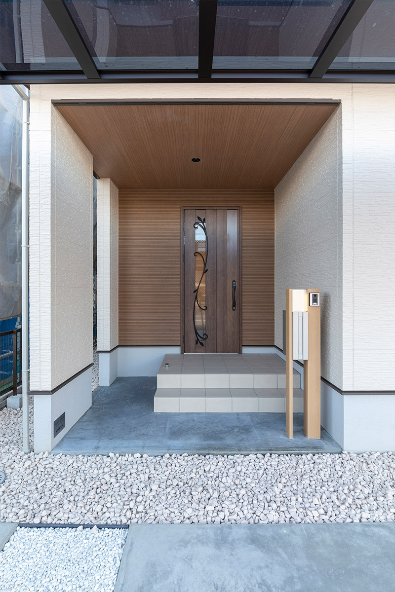 軒が大きく出た玄関 事例写真 モダン 和テイスト 注文住宅のハウスネットギャラリー