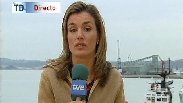 Letizia Ortiz, al pie de la marea negra del «Prestige»