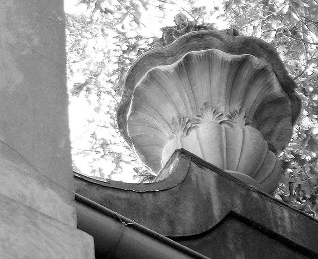 P1040478-2010-10-10-Pink-Palace-Uplit-Urn-WowWoW-Detail-BW