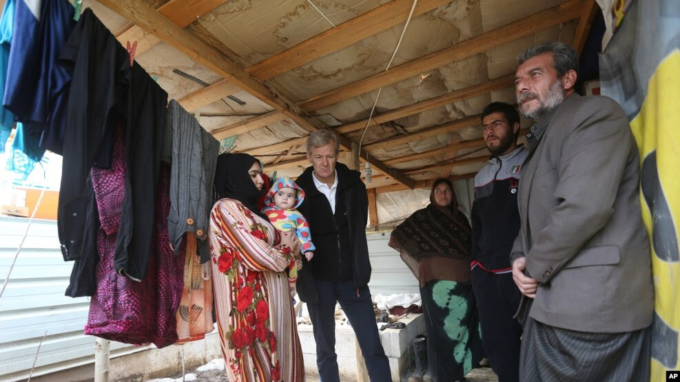 លោក Jan Egeland ​អគ្គលេខាធិការ​នៃ​ក្រុមប្រឹក្សា​ជន​ភៀស​ខ្លួន​ន័រវែស​ស្តាប់​គ្រួសារ​ស៊ីរី​មួយ​នៅ​ជំរំ​ជន​ភៀស​ខ្លួន​នៅ​ក្នុង​ក្រុង Marej ប្រទេស​លីបង់។