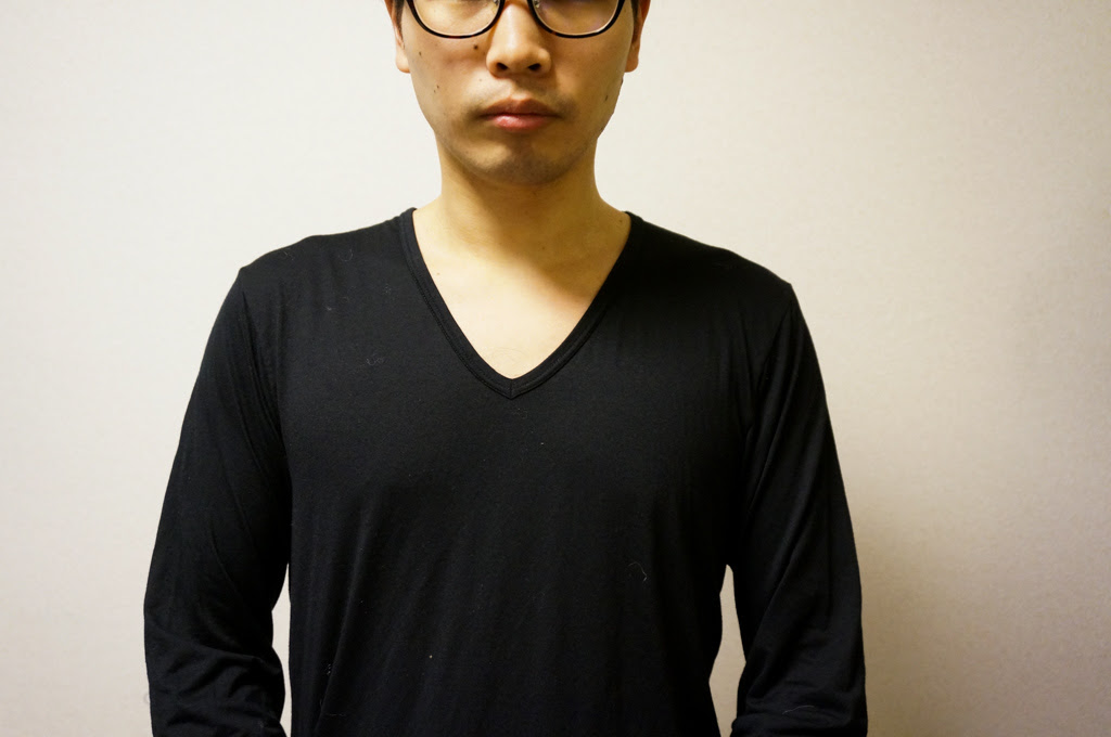 ニットの首元からインナーが見えるのを防ぐ方法とオススメのtシャツ むーろぐ