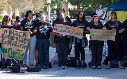 Estudantes da Universidade da Califórnia manifestam-se em solidariedade com os protesto na Unversidade do Missouri – Foto Eugene Garcia/Epa/Lusa