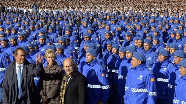 El ex gobernador Daniel Scioli encabezando el juramento a la lealtad de 18 mil oficiales de policía local en junio de 2015. DYN/PRENSA GOBERNACION
