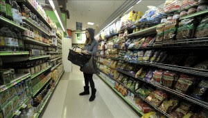 Una joven hace la compra en un supermercado de Nueva York. EFE/Archivo