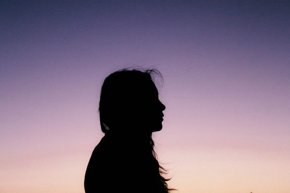 陰湿な人の特徴とは 職場の人間関係に悩む人が知るべき対処法 Ikikata イキカタ