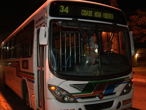 Ônibus da linha 34 foi o primeiro dos quatro que foram assaltados na noite desta terça-feira (30) em Natal (Foto: Reprodução/Inter TV Cabugi)