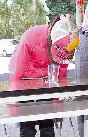 台高中生骂客家人"垃圾"被围剿 赴客家村道歉-搜狐新闻