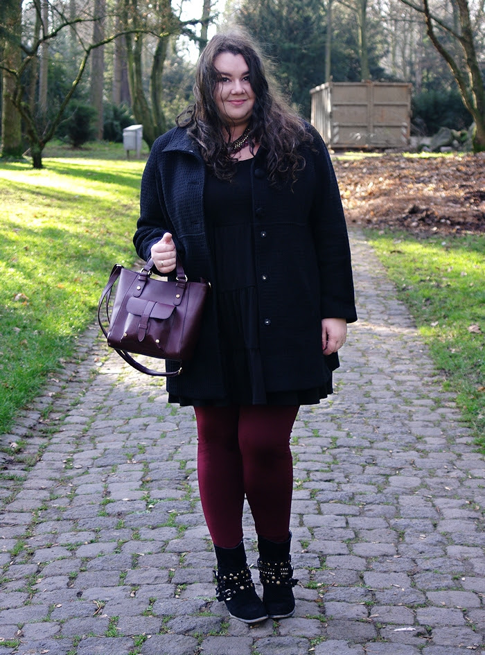 Große Größen Plus Size Fashion Blog burgundy maroon Bordeaux leggings curvy bib bag