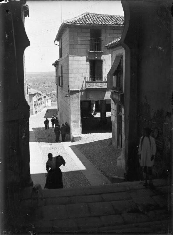 Posada y Arco de la Sangre en los años 20. Fotografía de Otto Wünderlich. © Fototeca del Patrimonio Histórico