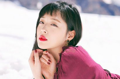 Sulli Pede Pamer Bahu Mulus di Premiere Film, Tak Peduli Musim Dingin HorasSumutNews.com - Berita Terkini Terbaru Hari Ini -Belakangan Sulli masih kerap menjadi sorotan karena postingan-postingan di Instagramnya. Kali ini, ia tampil di hadapan publik lewat acara premiere film "Master" yang digelar Senin (19/12). 