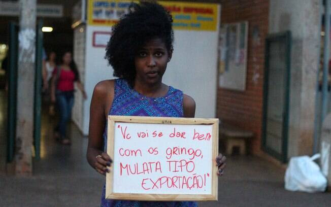 Em projeto fotográfico, aluna da UnB retrata universitários negros com frases preconceituosas que já ouviram. Foto: Reprodução/ahbrancodaumtempo.tumblr.com