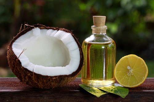 Dầu dừa chứa nhiều dưỡng chất đem đến khả năng làm mờ đốm thâm hiệu quả