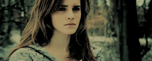 isabellelucena:

Ron: Eu ouvir uma voz, a sua voz Hermione, saindo do desiluminador.
Hermione: E o que eu disse exatamente, posso saber?
Ron: O meu nome, só o meu nome, como um sussurro. Aí eu peguei, liguei, e uma bolinha luminosa apareceu e foi como se a bolinha de luz flutuasse ao meu encontro e foi direto pro meu peito.
