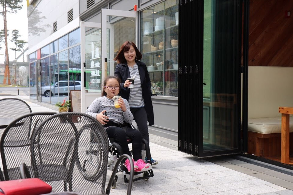  딸 지민이와 산책 중인 홍윤희 씨.