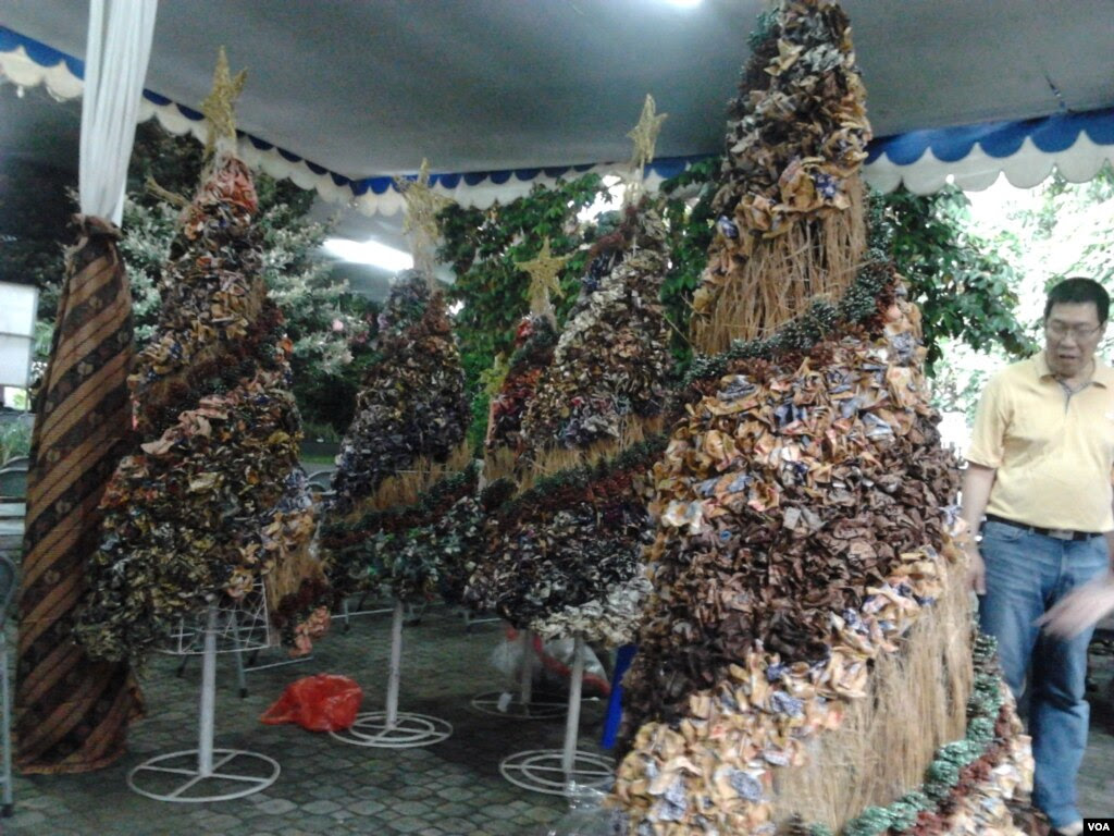 Batik Tema Dekorasi Natal 2012 di Gereja Katedral Jakarta Batik Tema Dekorasi Natal 2012 di Gereja Katedral Jakarta