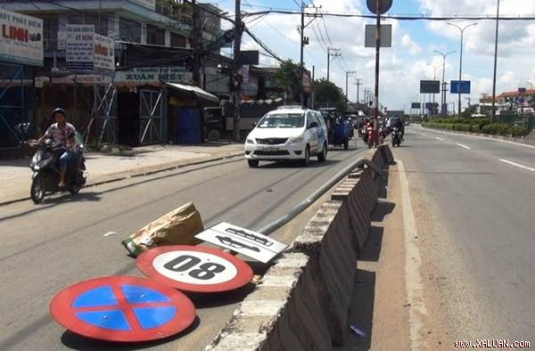 Đang chạy xe, một người bị biển báo quất văng xuống đường
