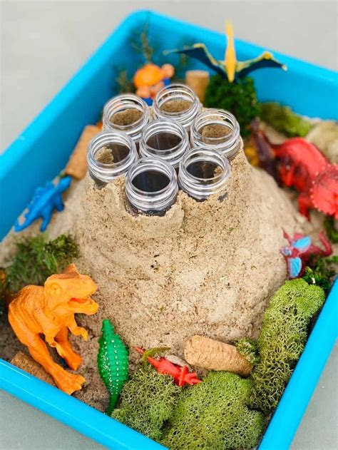 Great projects to do with kids: Rainbow Volcano Experiment | Volcano experiment, Rainbow baking, Baking soda experiments