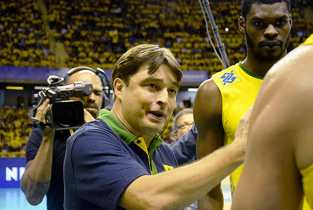 Rubinho, auxiliar técnico de Bernardinho, conversa com jogadores da seleção