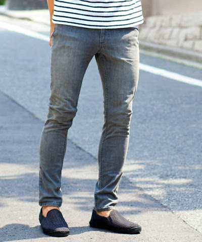 グレーパンツでお洒落に上品コーディネート 合わせやすいメンズ灰色パンツ