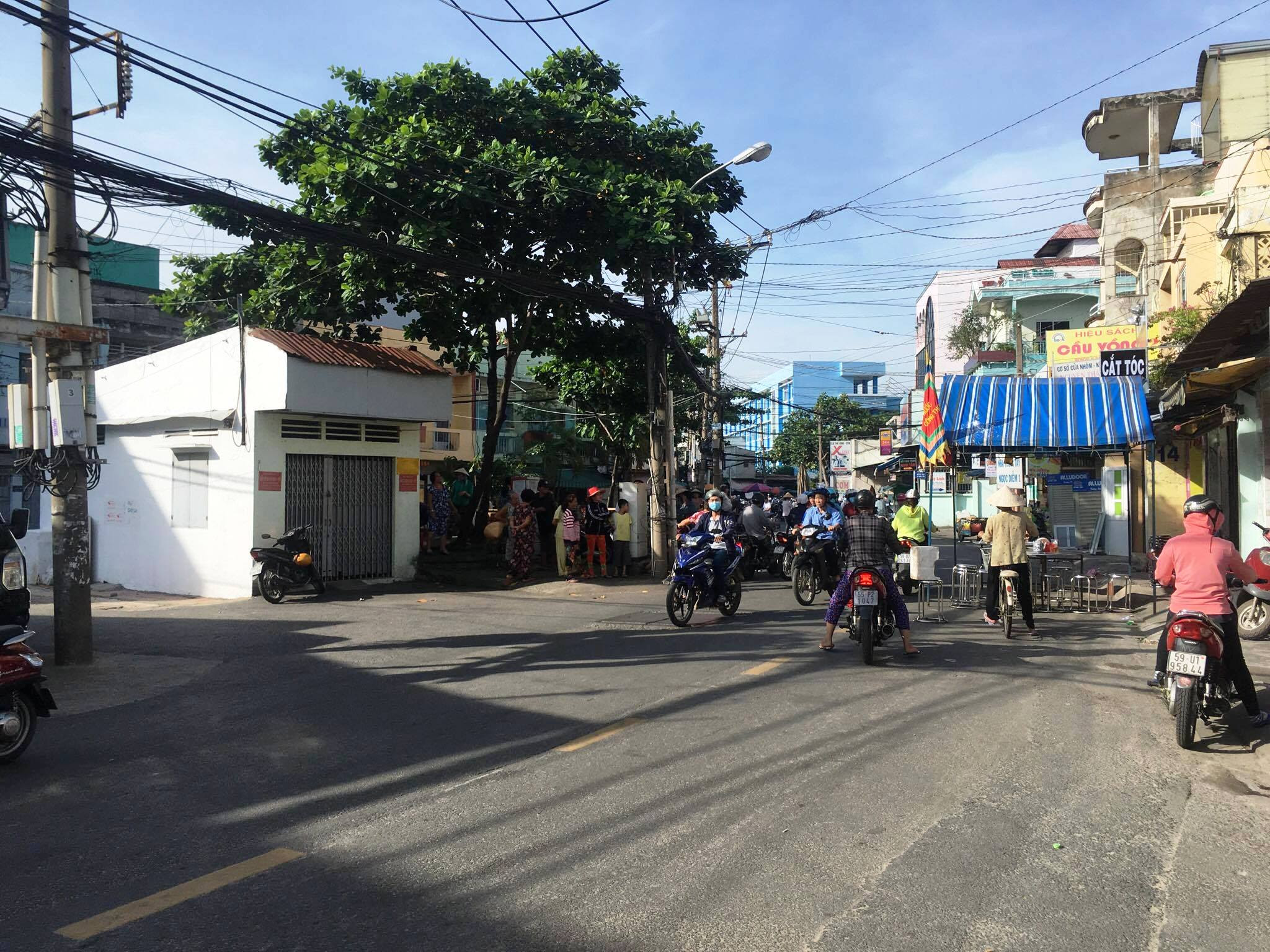 Vụ bé trai 6 tuổi bị đâm tử vong: Hãi hung lời kể nhân chứng - 2