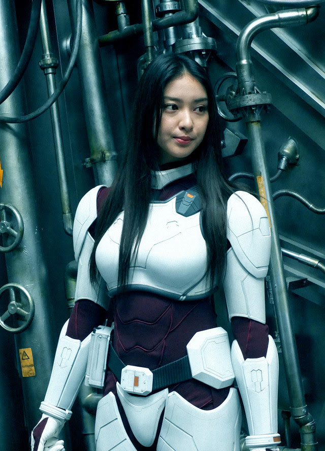 武井咲 16年 カレンダー きりりとした表情 素敵な女優ダイアリー