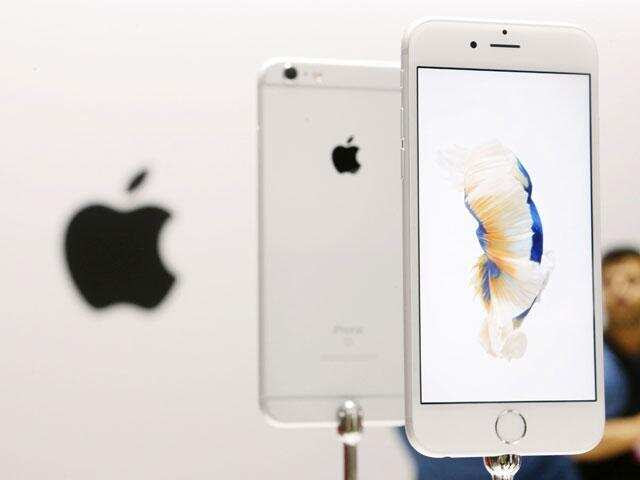 Several users took to Apple support forum explaining the problem. When a user turns on the phone, the home screen appeared black and the Touch ID/ Home button felt hot.