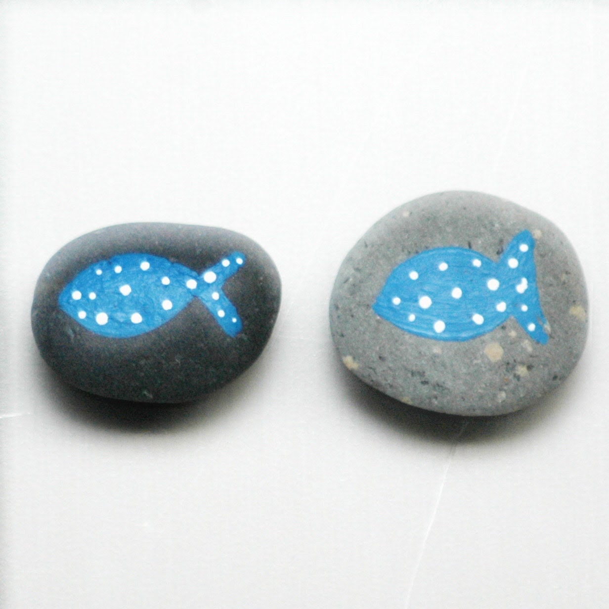Beach Stone Fish Magnets Blue White Polka Dot - CarabellaStudio