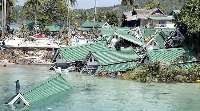 tsunami wave pictures asia 2004