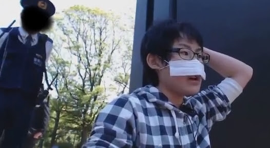 ドローンを飛ばそうとする少年が警察官に注意される