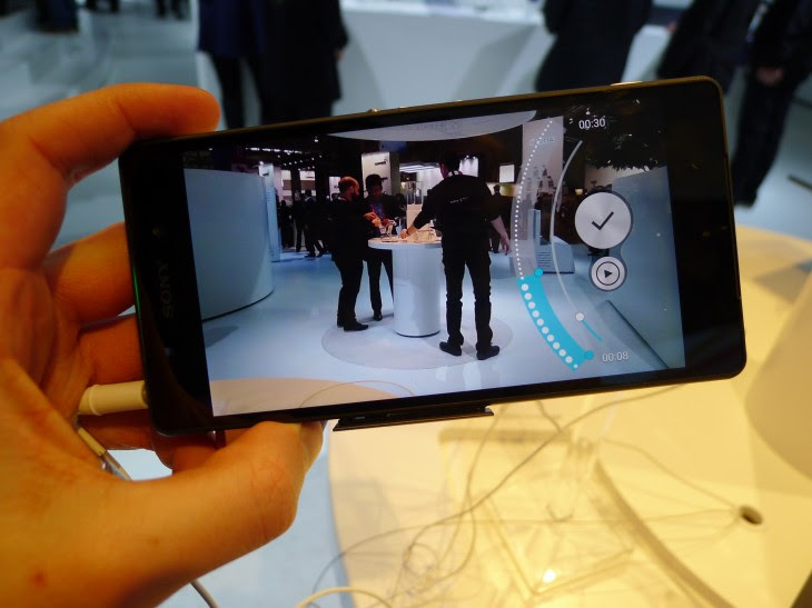P1050229 730x547 Sony Xperia Z2 hands on: A promising contender for the Samsung Galaxy S5