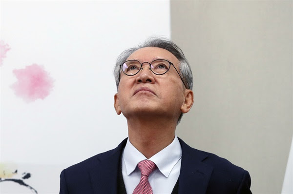  자유한국당 김형오 공천관리위원장이 10일 오후 국회에서 열린 공천관리위원회에서 회의 결과 브리핑 전 생각에 잠겨 있다. 