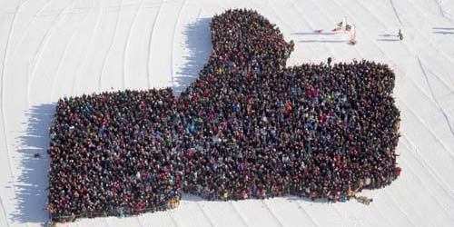 Sebanyak 2.943 warga Lulea Swedia membentuk konfigurasi jempol raksasa tanda like dari akun facebook.