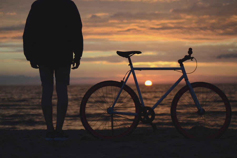 フリー写真 自転車と日の入りを見ている人物のシルエットでアハ体験 Gahag 著作権フリー写真 イラスト素材集