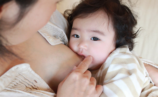 授乳中の指しゃぶり 遊び飲みの解決策はありますか 助産師に相談 ベビーカレンダー