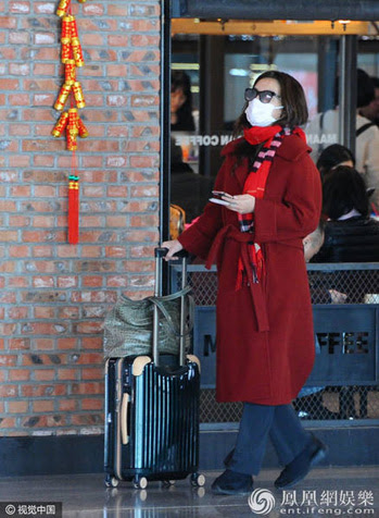 Cô đi một mình thay vì cùng trợ lý như mọi khi.