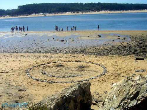 Smile gigante com pedras na praia (1) [en] Giant smile made with stones on the beach
